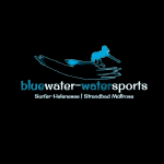 Das Logo von Bluewater Watersports. Zeigt einen Surfer auf einem Bord im Hintergrund. Im Vordergrund der Markenname Bluewater Watersports mit den Standorten